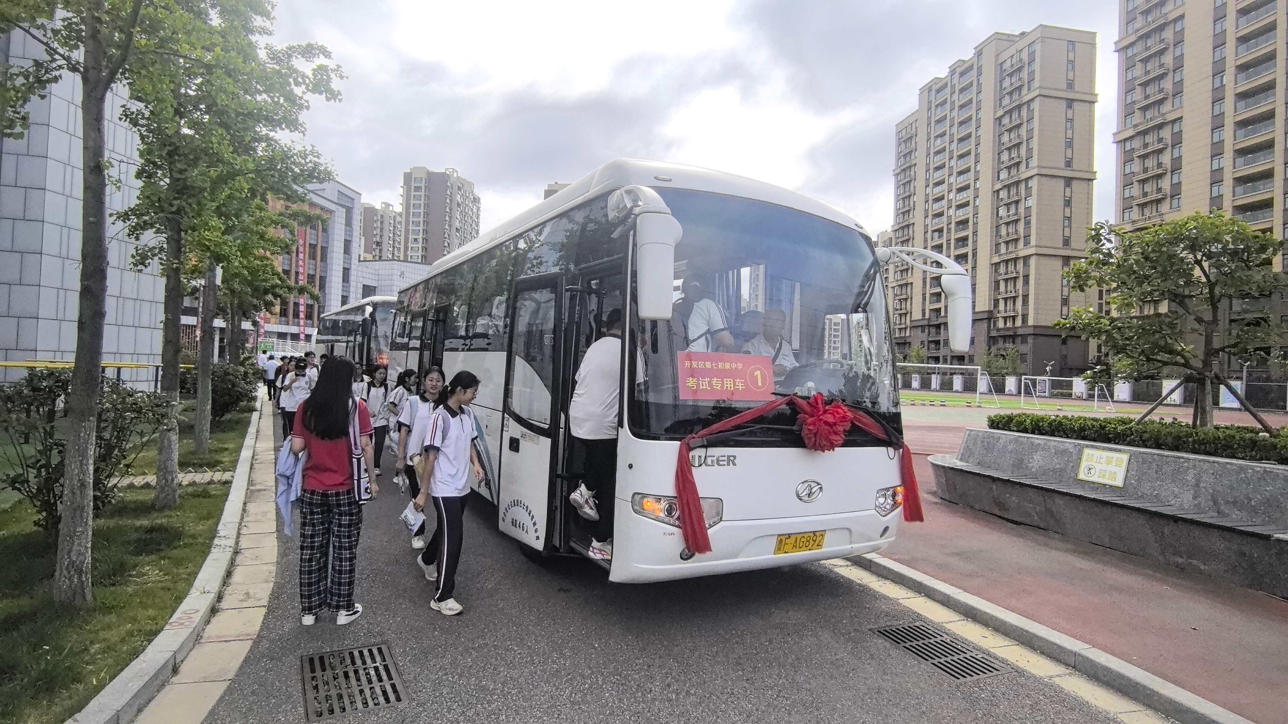 風雨無阻踐初心 錦旗為證暖人心——黃渤海新區第七中學向巴士快運公司送致謝錦旗